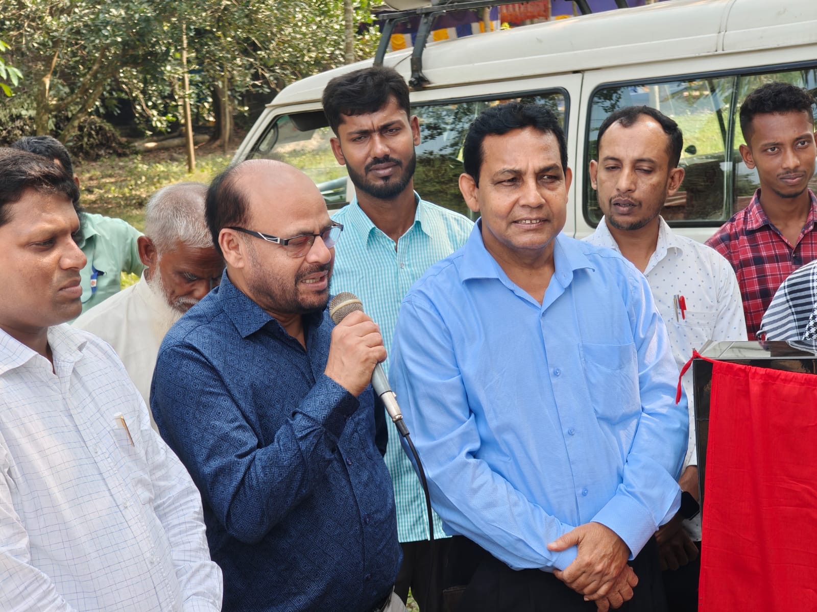 অনুষ্ঠানে উপস্থিত অতিথি ও এলাকাবাসী