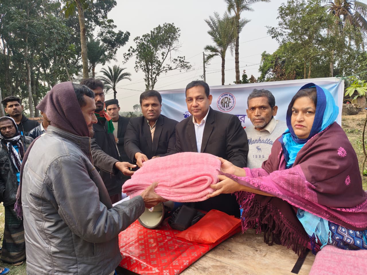 Blanket distribution event photo 7